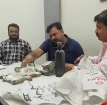 वसईतील ‘कॅशबॉम्ब’ खळबळ: पोलिस निरीक्षकांसमोर नोटांच्या बंडलांचा व्हिडिओ व्हायरल, जमिनीच्या तडजोडीचा दावा; तरीही चौकशीची मागणी वसईतील ‘कॅशबॉम्ब’ खळबळ: पोलिस निरीक्षकांसमोर नोटांच्या बंडलांचा व्हिडिओ व्हायरल, जमिनीच्या तडजोडीचा दावा; तरीही चौकशीची मागणी