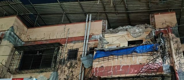 विरार पश्चिमेला इमारतीचा सज्जा कोसळला विरार पश्चिमेला इमारतीचा सज्जा कोसळला