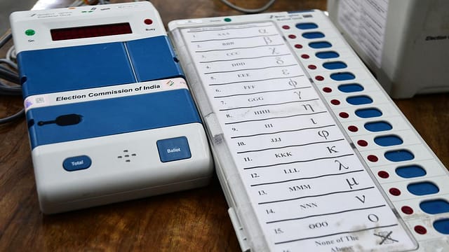 नालासोपारामध्ये निवडणूक आयोगाविरोधात संताप : ईव्हीएम बॅलेटवरील कमळ, धनुष्यबाण ठळक, तर शिट्टी व अन्य चिन्ह पुसट असल्याचा आरोप नालासोपारामध्ये निवडणूक आयोगाविरोधात संताप : ईव्हीएम बॅलेटवरील कमळ, धनुष्यबाण ठळक, तर शिट्टी व अन्य चिन्ह पुसट असल्याचा आरोप