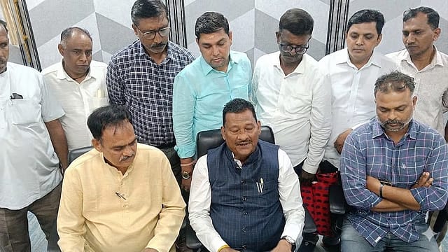 सफाई कर्मचाऱ्यांच्या हक्कांसाठी आयोग आक्रमक; वसई-विरार महापालिकेला ७ दिवसांत अहवालाचे आदेश सफाई कर्मचाऱ्यांच्या हक्कांसाठी आयोग आक्रमक; वसई-विरार महापालिकेला ७ दिवसांत अहवालाचे आदेश